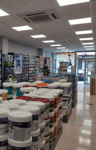 Interior tienda Sabinillas